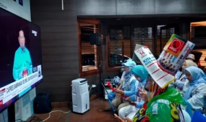 Adi Prakoso saat ikut nobar debat Capres pamungkas di Sekretariat TKD Prabowo Gibran Jabar, Minggu (04/02)