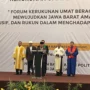 Forum Kerukunan Umat Beragama (FKUB) Jawa Barat saat membacakan deklrasi pemilu yang kondusif dan rukun di Hotel Sutan Raja, Soreang, Kabupaten Bandung, Senin (5/2/2024). Foto Agi Jabar Ekspres