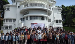 Guru besar, dosen, hingga mahasiswa UPI Bandung saat menyuarakan Petisi Bumi Siliwangi, Senin (5/2)