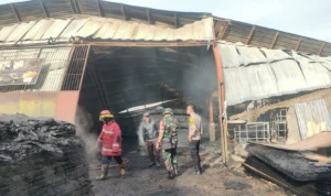 Petugas saat melakukan pemadaman di PT. Utama Global Timber (UGT), Kampung Tanjakanlengka, RT 03 Rw 04, Desa Parakanlima, Kecamatan Cikembar, Kabupaten Sukabumi (5/2).