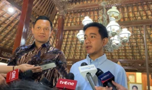 Gibran Rakabuming Raka (biru) ditemani oleh AHY (batik) seusai bertemu dengan SBY di Cikeas, Bogor (5/2).
