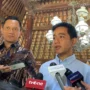 Gibran Rakabuming Raka (biru) ditemani oleh AHY (batik) seusai bertemu dengan SBY di Cikeas, Bogor (5/2).