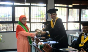 Anggota DPR RI Diah Nurwitasari saat sidang disertasi di Kampus Unpad, Senin (5/2).