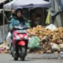 Tumpukan sampah di kawasan Pasar Induk Gedebage, Kota Bandung, Senin(5/2). Menurut petugas pengolahan sampah TPS Pasar Gedebage, TPA Pasir Bajing, Garut menjadi salah satu opsi jika pembuangan ke TPAS Sarimukti dihentikan. (Pandu Muslim/Jabar Ekspres)
