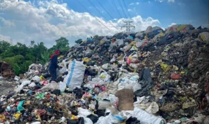 Foto Tumpukan Sampah di TPA Sarimukti, Kabupaten Bandung Barat.