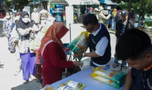 Harga Beras Naik, Pemkot Bandung Janjikan Gerakan Pangan Murah Ilustrasi: Antrean masyarakat saat mendapatkan bantuan beras pemerintah di kala harga beras naik.
