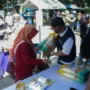 Ilustrasi: Antrean masyarakat saat mendapatkan bantuan beras pemerintah di kala harga beras naik.