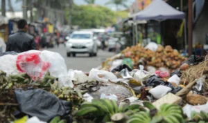 Penampakan Sampah yang mulai menggunung di Desa Cinunuk, Kabupaten Bandung.