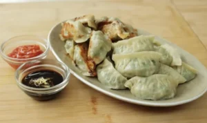 Ini dia resep dan cara membuat jiaozi/kuotie untuk Imlek. Foto: YouTube/Devina Hermawan