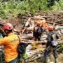 Petugas gabungan melakukan penanganan terhadap rumah yang roboh hingga rata dengan tanah akibat bencana tanah longsor di Desa Cijati, Kecamatan Cimanggu, Kabupaten Cilacap, Selasa (6/2/2024). ANTARA/HO-Basarnas Cilacap