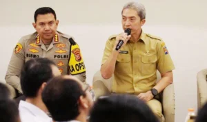 Distribusi Logistik Pemilu di Kota Bogor Bakal Dipercepat, 3 Wilayah ini Menjadi Prioritas Kapolresta Bogor Kota, Kombes Pol Bismo Teguh Prakoso bersama Wakil Wali Kota Bogor, Dedie A. Rachim. (Yudha Prananda / Jabar Ekspres)