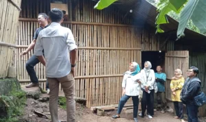 Dinsos KBB saat menyambangi kediaman keluarga Sukiman. Selasa (6/2). Foto Jabarekspres