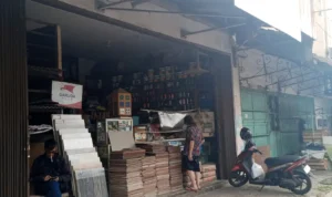Doc. Toko Bangunan yang Sudah Jarang Memasang Atribut Imlek Termasuk di Rumah Pribadinya (mong)