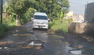 Kondisi jalan rusak dan banyak lubang di wilayah Desa Cibiru Hilir, Kecamatan Cileunyi, Kabupaten Bandung. (Yanuar/Jabar Ekspres)