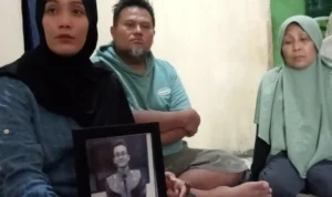 Keluarga korban TPPO meminta pemerintah bantu kepulangan Wildan Rohdiawan. Selasa (5/2). Foto Jabarekspres