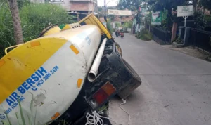 Doc. Sebuah Truk Yang Mengangkut Air Bersih Mengalami Kecelakaan dan Terguling ke Saluran Air di Jalan Cihanjuang, Kabupaten Bandung Barat Perbatasan Cimahi-KBB (mong)