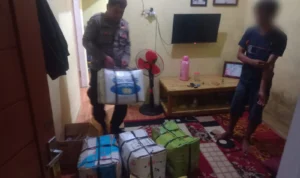 Jaga Kondusifitas Jelang Pencoblosan Pemilu 2024, Polisi Sita Puluhan Botol Miras Anggota Polsek Pataruman Polres Banjar saat menyita puluhan botol berisi minuman keras (miras) berbagai jenis dari warung jamu, Rabu 7 Februari 2024.