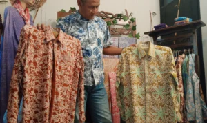 Doc. Triwanto Mardi Pemilik Galeri Lembur Batik saat Menunjukkan Kemeja dengan Motif Batik Khas Cimahi (mong)