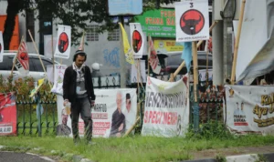 Alat Peraga Kampanye (APK) Parpol dipasang sembarang tempat dan memenuhi ruas trotoar di kawasan Bunderan Cibiru, Kota Bandung. (Pandu Muslim/Jabar Ekspres)