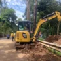 Satu alat berat diturunkan dalam pembersihan material longsor di Jalan Raya Kolonel Masturi, Kabupaten Bandung Barat. Rabu (7/2). Foto Jabarekspres