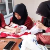 Doc. Siswi Tata Busana SMKN 3 Cimahi saat Merancang Limbah Baju Bekas Montir Untuk Dijadikan Pakaian Modern (istimewa)