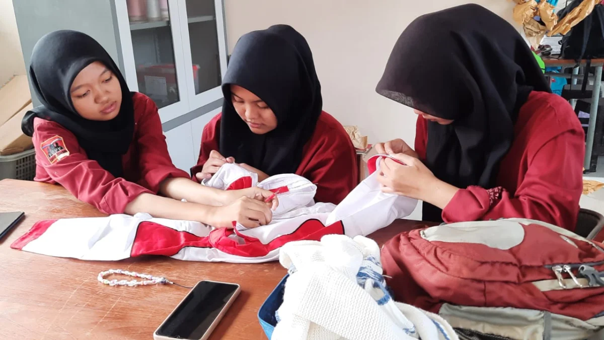 Doc. Siswi Tata Busana SMKN 3 Cimahi saat Merancang Limbah Baju Bekas Montir Untuk Dijadikan Pakaian Modern (istimewa)