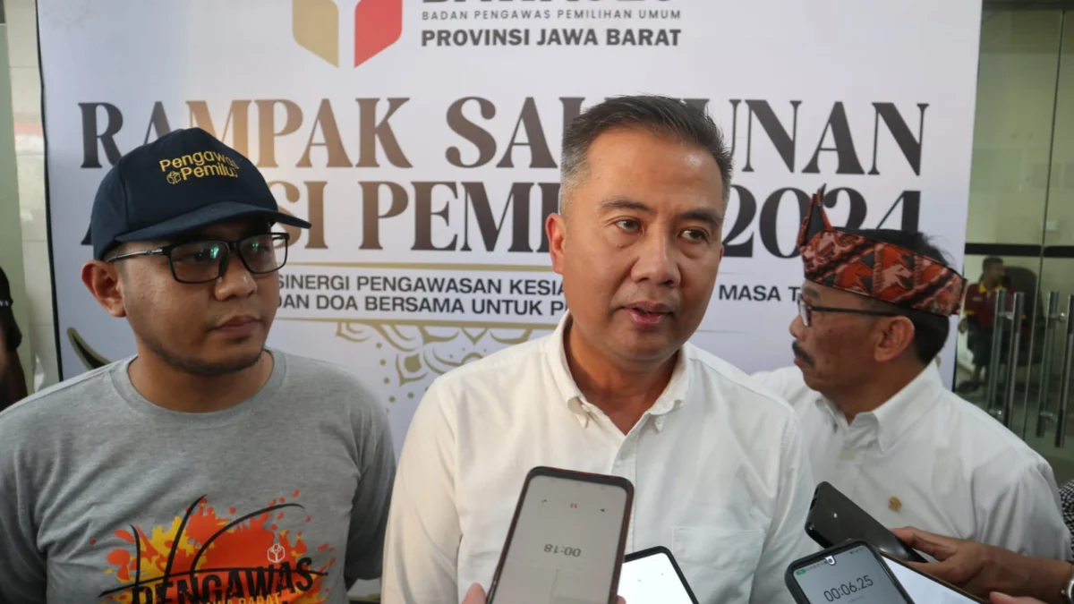 Dok Pj Gubernur Jabar, Bey Triadi Machmudin (tengah) dan Ketua Bawaslu Jabar Zacky Muhammad Zam Zam. Jum'at (9/2). Foto. Sandi Nugraha.