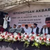 Mahfud MD saat melakukan istigasah di Alun-alun Cicurug Kabupaten Sukabumi.