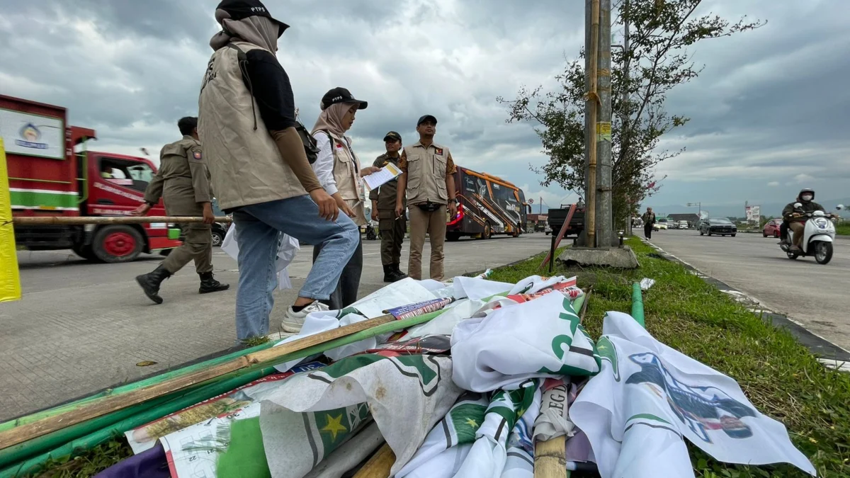 Bawaslu Kabupaten Bandung Himbau Peserta Pemilu: Patuhi Aturan Masa Tenang dan Bersihkan Alat Peraga Kampanye Bawaslu Kabupaten Bandung bersama Panwascam saat membersihkan APK di Sekitar Ruas Jalan Exit Tol Soroja beberapa waktu lalu. Foto Agi Jabar Ekspres