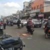 TKP tewasnya pengendara motor akibat terlindas truk di Jalan Raya Cisaat, Kabupaten Sukabumi (12/2).