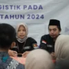 Panwascam Cilengkrang saat melakukan penyerahan logistik pemilu 2024 di beberapa Desa di bawah Kecamatan Cilengkrang, Kabupaten Bandung, Jawa Barat, Senin (12/2/2024). Foto Istimewa