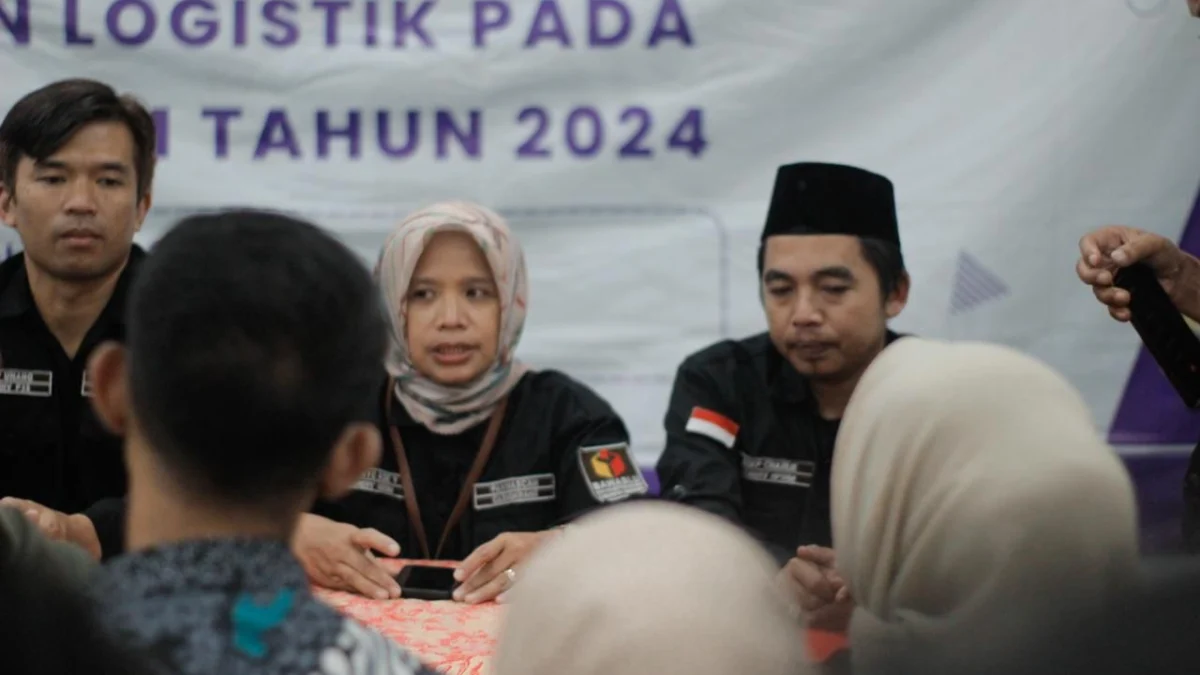 Awasi Distribusi Logistik Sejak Awal, Panwascam Cilengkrang Upayakan Pemilu 2024 Berjalan Jujur dan Adil Panwascam Cilengkrang saat melakukan penyerahan logistik pemilu 2024 di beberapa Desa di bawah Kecamatan Cilengkrang, Kabupaten Bandung, Jawa Barat, Senin (12/2/2024). Foto Istimewa