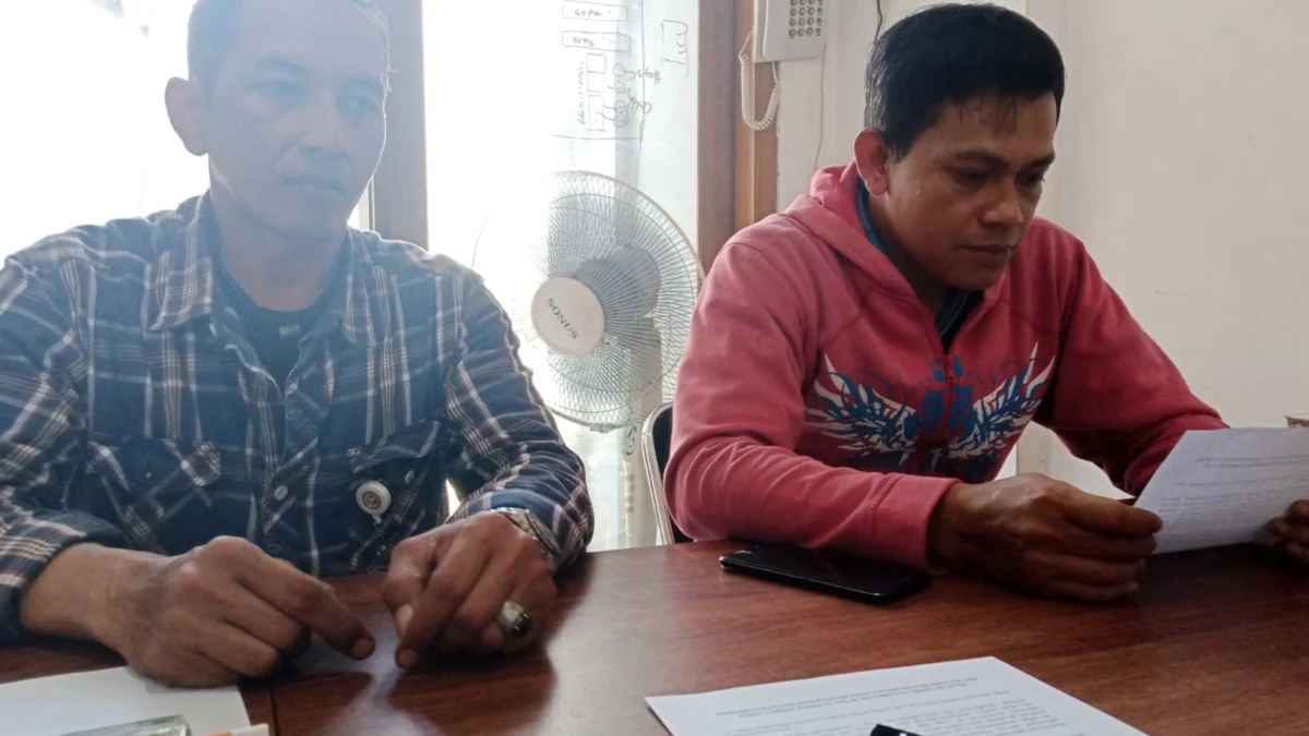 Ketua Panwaslu Kecamatan Cimanggung, Ajang Tayudin (tengah) saat ditemui. (Yanuar/Jabar Ekspres)