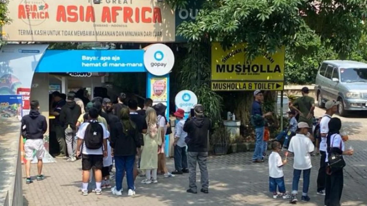 Meski jumlah kendaraan lebih banyak keluar dari wilayah KBB, namun kawasan wisata di Lembang pada saat libur panjang Isra Miraj dan tahun baru Imlek 2024 melonjak. Senin (12/2).
