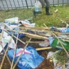 Tumpukan sampah sisa-sisa alat peraga kampanye (APK) yang menumpuk di median Jalan Bypass Soekarno-Hatta, Kota Bandung, pada Senin (12/2).
