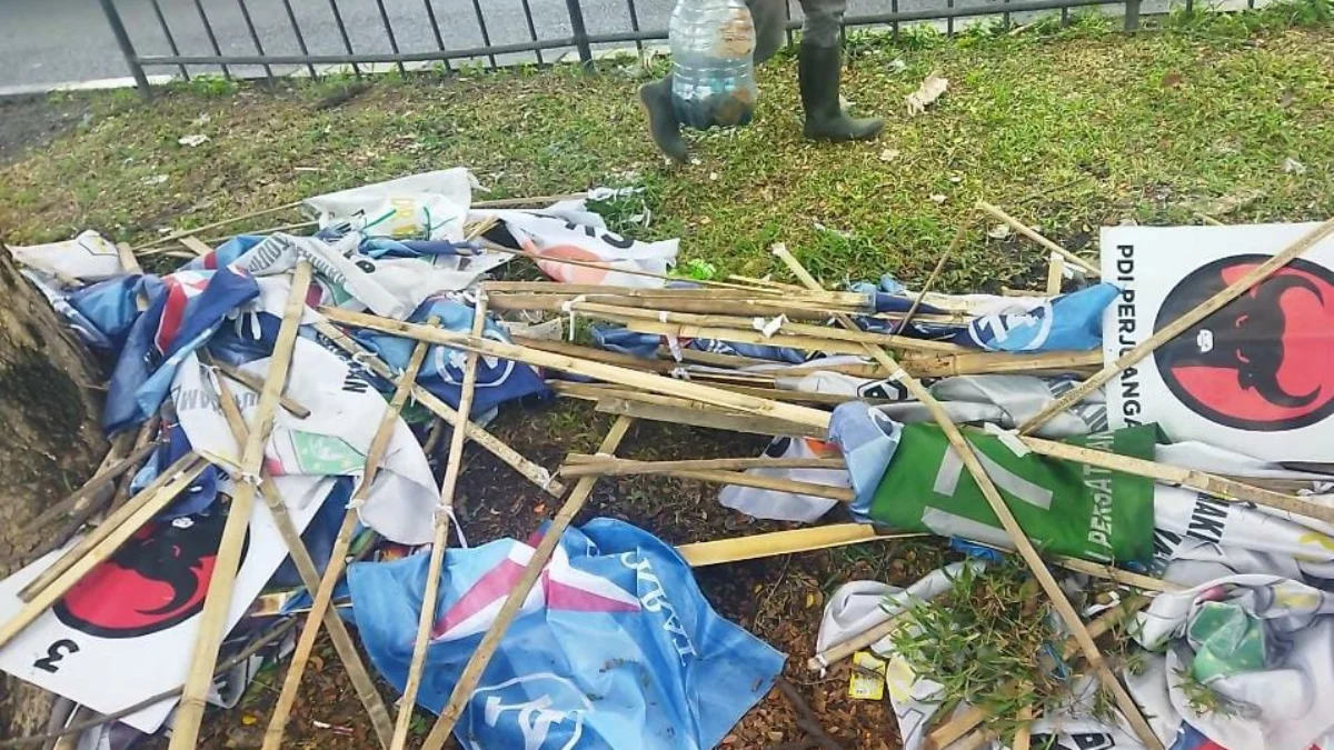 Tumpukan sampah sisa-sisa alat peraga kampanye (APK) yang menumpuk di median Jalan Bypass Soekarno-Hatta, Kota Bandung, pada Senin (12/2).