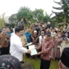 Penyerahan sertifikat tanah dari Menteri ATR/BPN kepada masyarakat Pamijahan, Kabupaten Bogor (12/2).