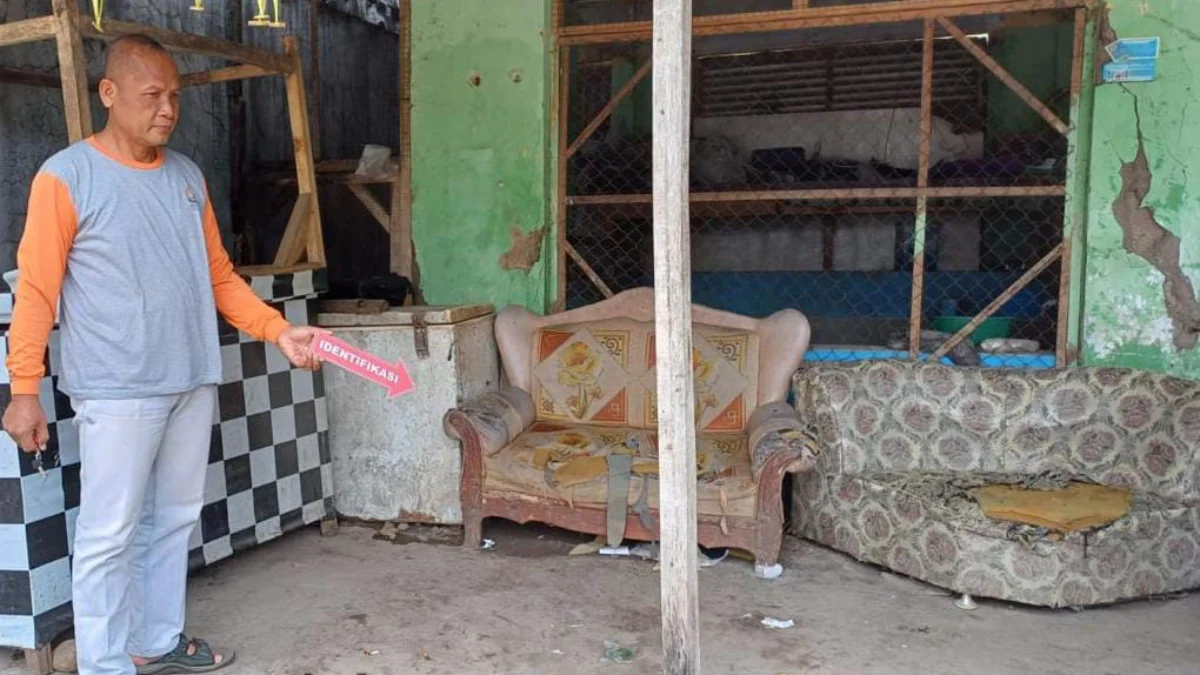 Teguk Miras Oplosan, 3 Warga Cariu Bogor Regang Nyawa Polisi saat melaksanakan olah TKP di Kecamatan Cariu, Kabupaten Bogor (13/2).