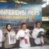 Kasat Reskrim Polres Sukabumi Kota, AKP Bagus Panuntun (memegang celurit) saat memegang barang bukti dalam peristiwa tawuran pelajar yang berujung maut.