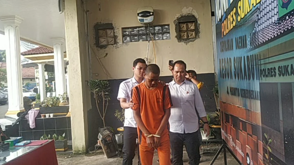 Terlibat Tawuran dan Rampas Motor, 3 Remaja di Sukabumi Diringkus Polisi GNT (19) tertunduk malu saat dirinya dihadirkan dalam konferensi pers. Riki Achmad/Jabar Ekspres.