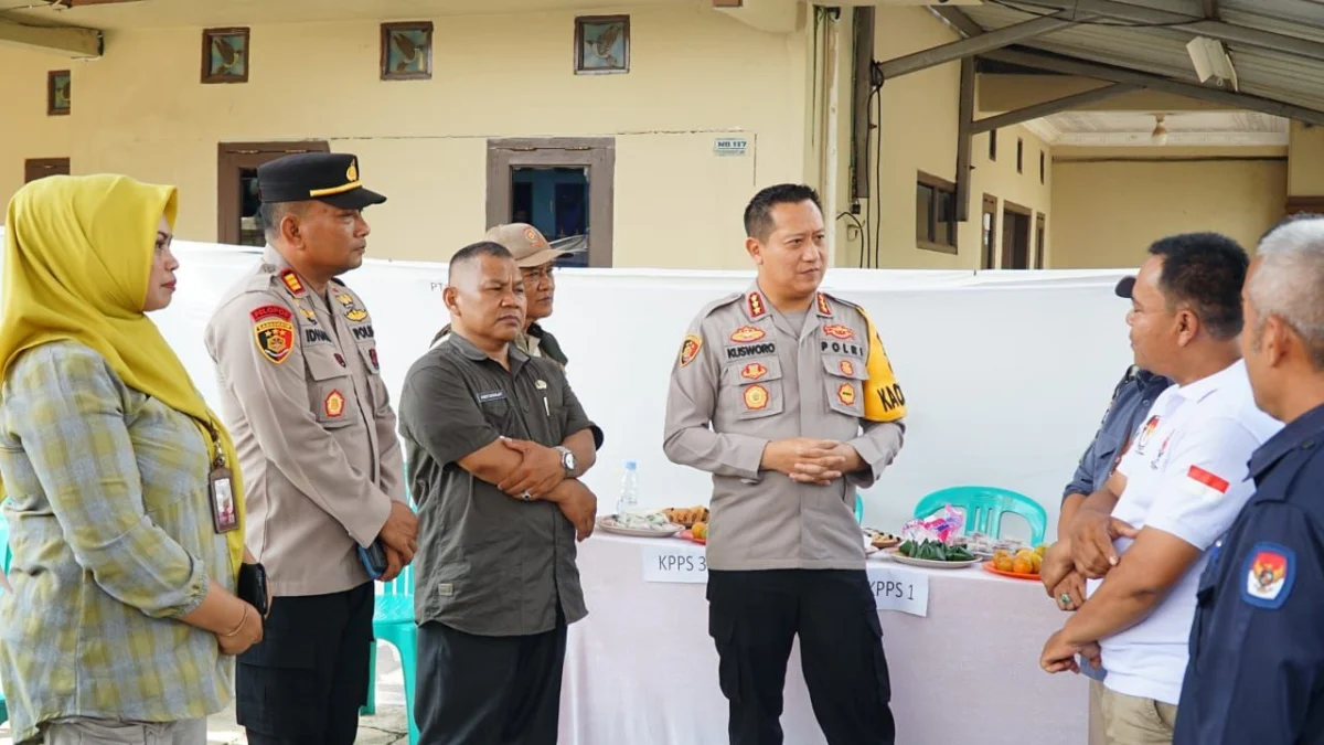 Polresta Bandung Cek Kesiapan TPS, Pastikan Keamanan dan Jangan Ada Intimidasi Kapolresta Bandung Kombes Pol Kusworo Wibowo saat mengecek kesiapan TPS di beberapa wilayah di Kabupaten Bandung. Foto Dok Humas Polresta Bandung