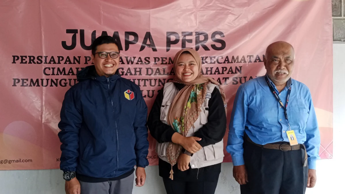 Doc. Panwaslu Cimahi Tengah dalam Jumpa Pers Terkait Tahapan Pemungutan dan Penghitungan suara (mong)