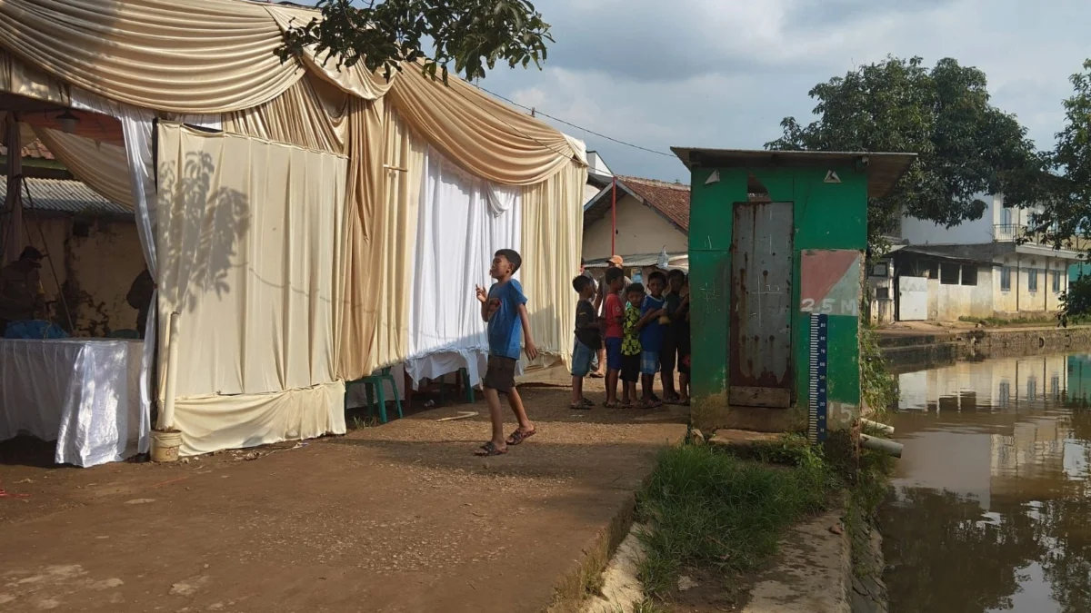 Meski Rawan Banjir, TPS 35 di Kampung Rancabali Paseh Tetap Memilih Berada di Bantaran Sungai, Ini Alasannya! TPS 35 yang berada di Kampung Rancabali, Desa Sukamantri, Kecamatan Paseh, Kabupaten Bandung berada di pinggir sungai Cikaro yang rawan banjir. Foto Agi Jabar Ekspres