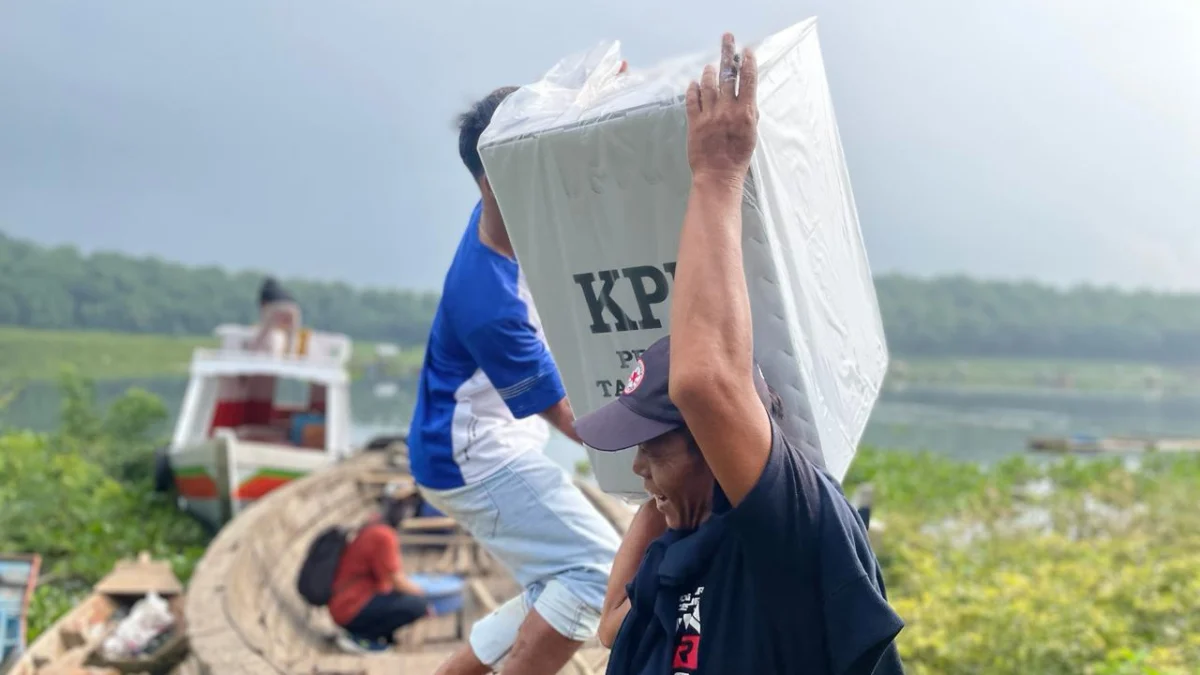 Logistik Pemilu 2024 Didistribusikan Menggunakan 2 Perahu Bargas ke Ujung Wilayah KBB Petugas penyelenggara Pemilu di Bandung Barat distribusikan logistik ke ujung wilayah KBB menggunakan perahu. Selasa (13/2). Foto Jabarekspres/wit