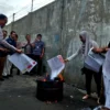 KPU Bandung Bakar Ribuan Surat Suara Pemilu Rusak Ketua KPU Kota Bandung Wenti Frihadianti (berhijab) saat pemusnahan surat suara rusak dan lebih, Selasa (13/02)