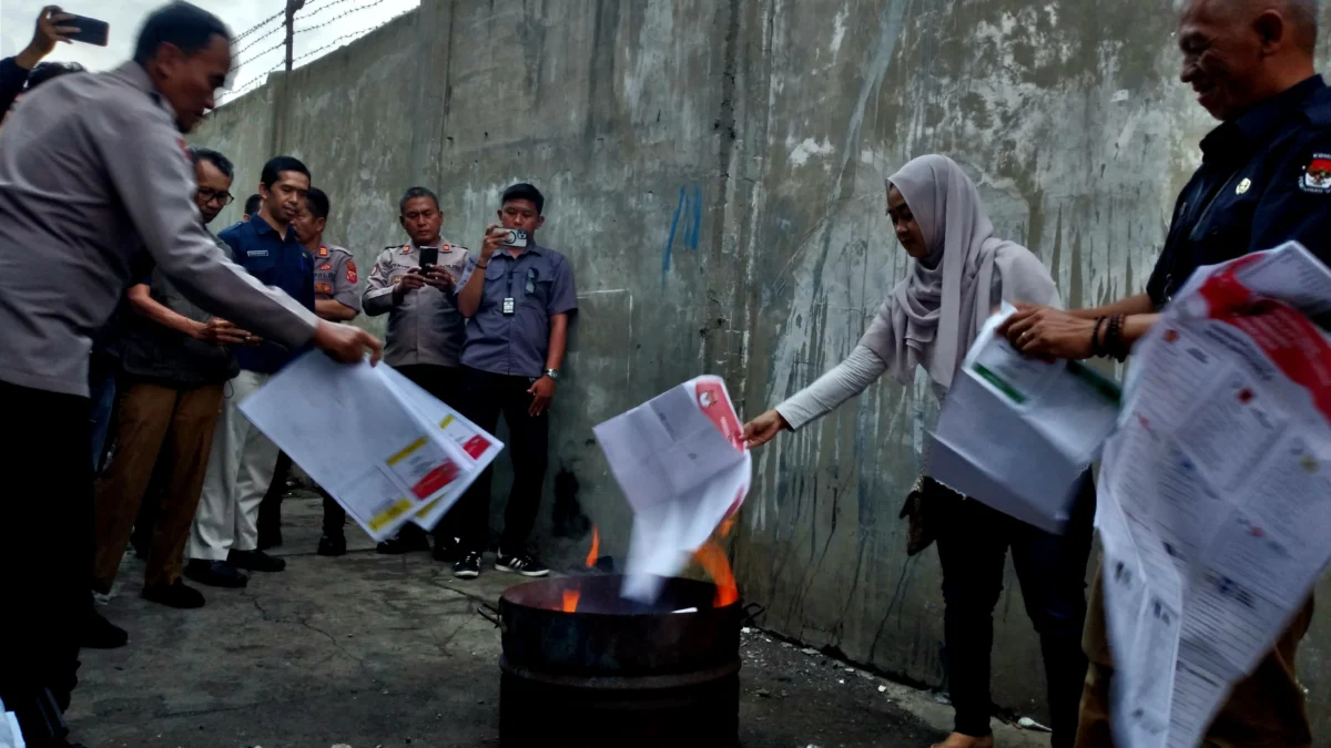 KPU Bandung Bakar Ribuan Surat Suara Pemilu Rusak Ketua KPU Kota Bandung Wenti Frihadianti (berhijab) saat pemusnahan surat suara rusak dan lebih, Selasa (13/02)