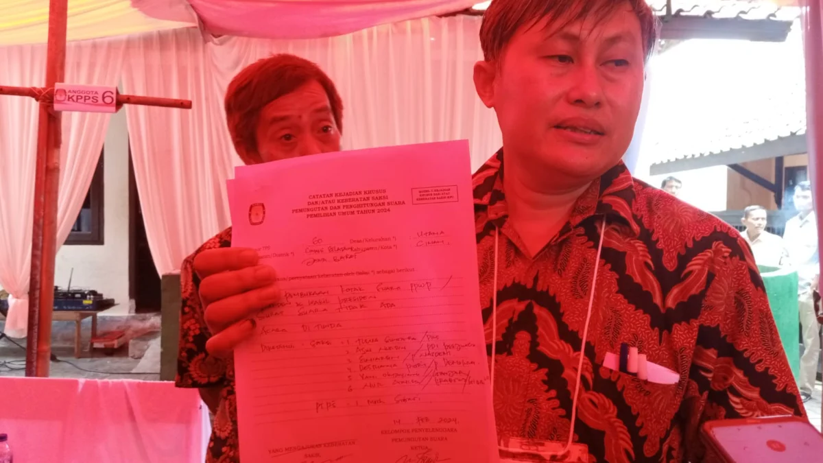 Sumiarsih, seorang saksi dari Partai Nasdem Cimahi meradang akibat tak adanya surat suara Pilpres 2024.