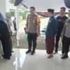 Jaga Kondusifitas Pencoblosan Pemilu 2024, Kapolresta Bandung Kontrol TPS Kapolresta Bandung, Kombes Pol Kusworo Wibowo saat kunjungi TPS 51, di Komplek GBM 21, Desa Cinunuk, Kecamatan Cileunyi, Kabupaten Bandung.