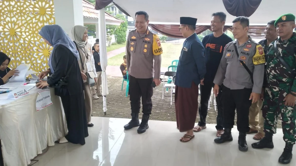Kapolresta Bandung, Kombes Pol Kusworo Wibowo saat kunjungi TPS 51, di Komplek GBM 21, Desa Cinunuk, Kecamatan Cileunyi, Kabupaten Bandung.