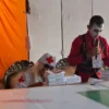 Petugas TPS 05 di Banjaran, Kabupaten Bandung mengenakan kostum horor untuk menarik minat warga dalam memilih.